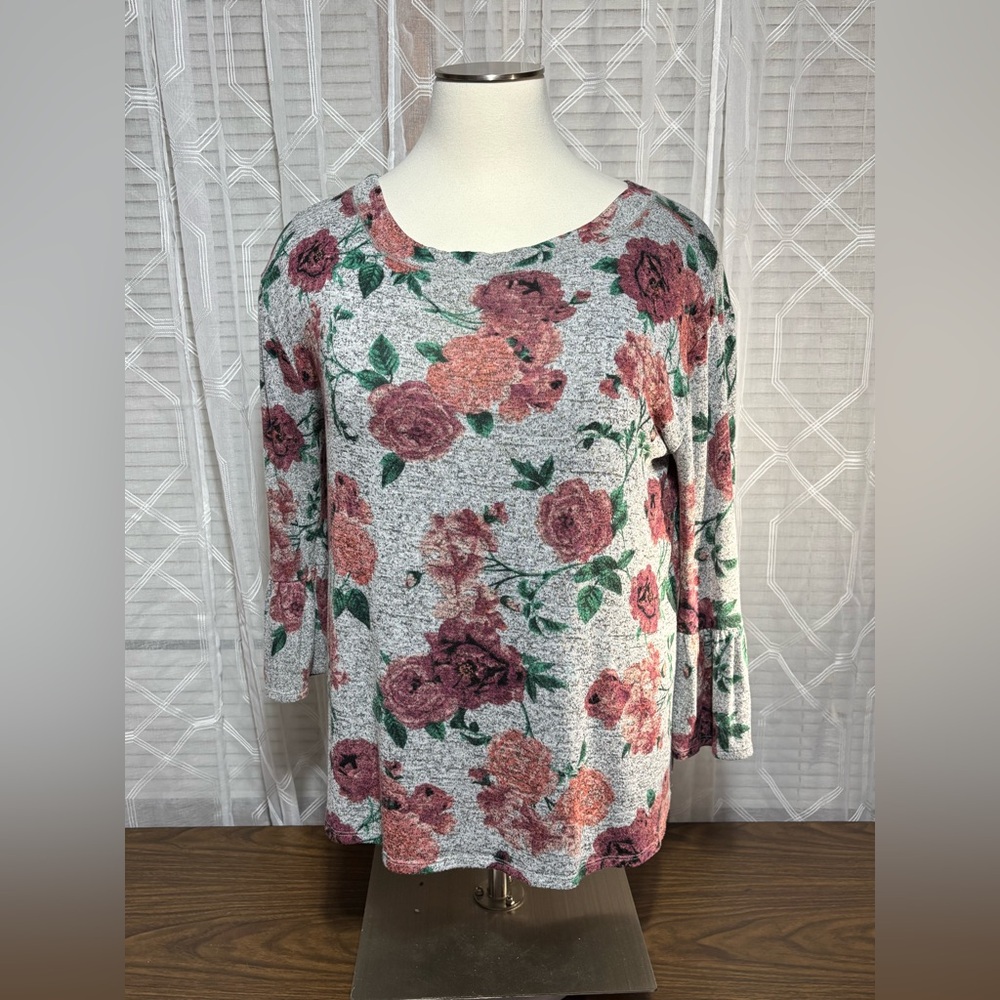 Maurice’s size 2 gray & mauve floral bell sleeve top 28”L 23” p2p